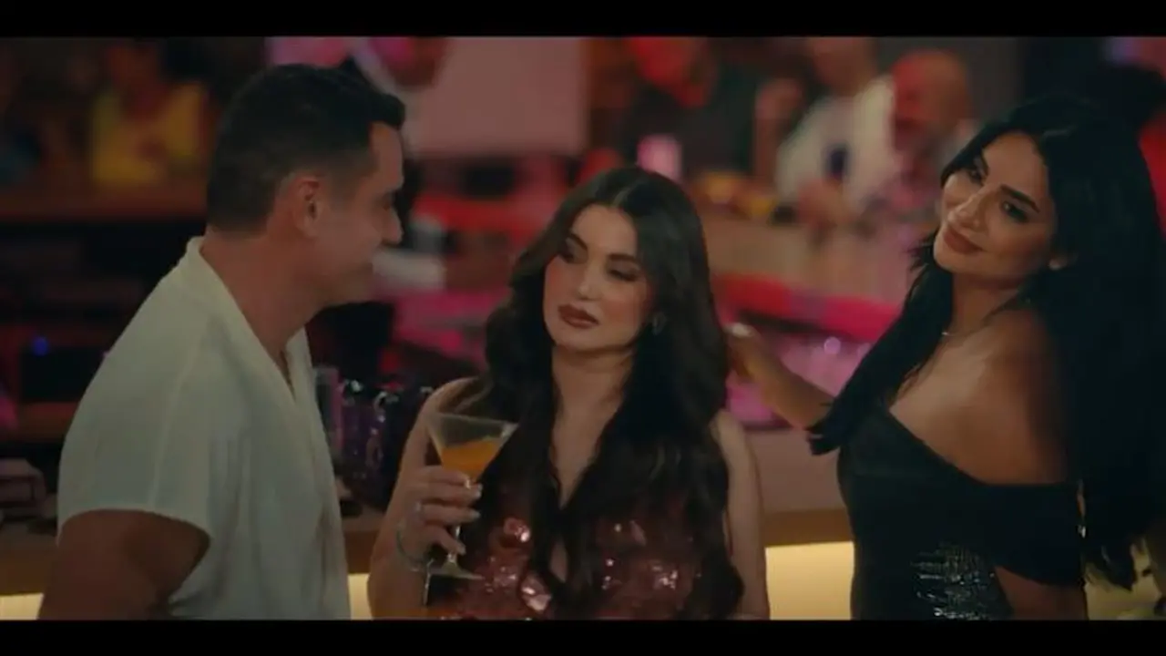 افتتاح الحلقة الأولى.. هالة تحتفل بطلاقها في مسلسل كلهم بيحبوا مودي